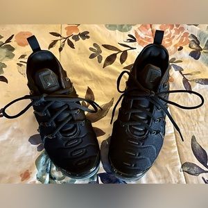 Woman’s 8 Nike AirMax Vapor Plus black.